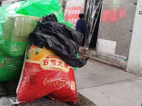 大埔居民李太在自提点领取五常大米。 大埔居民李太在自提点领取五常大米。