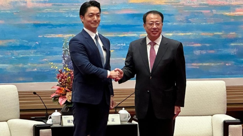 台北市长蒋万安(左)出席双城论坛的主论坛前,与上海市长龚正会面。 台北市长蒋万安(左)出席双城论坛的主论坛前,与上海市长龚正会面。