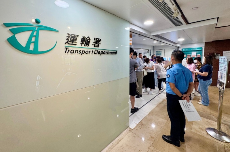 运输署指会定期检视现有法例和指引,包括征询执法部门。 运输署指会定期检视现有法例和指引,包括征询执法部门。
