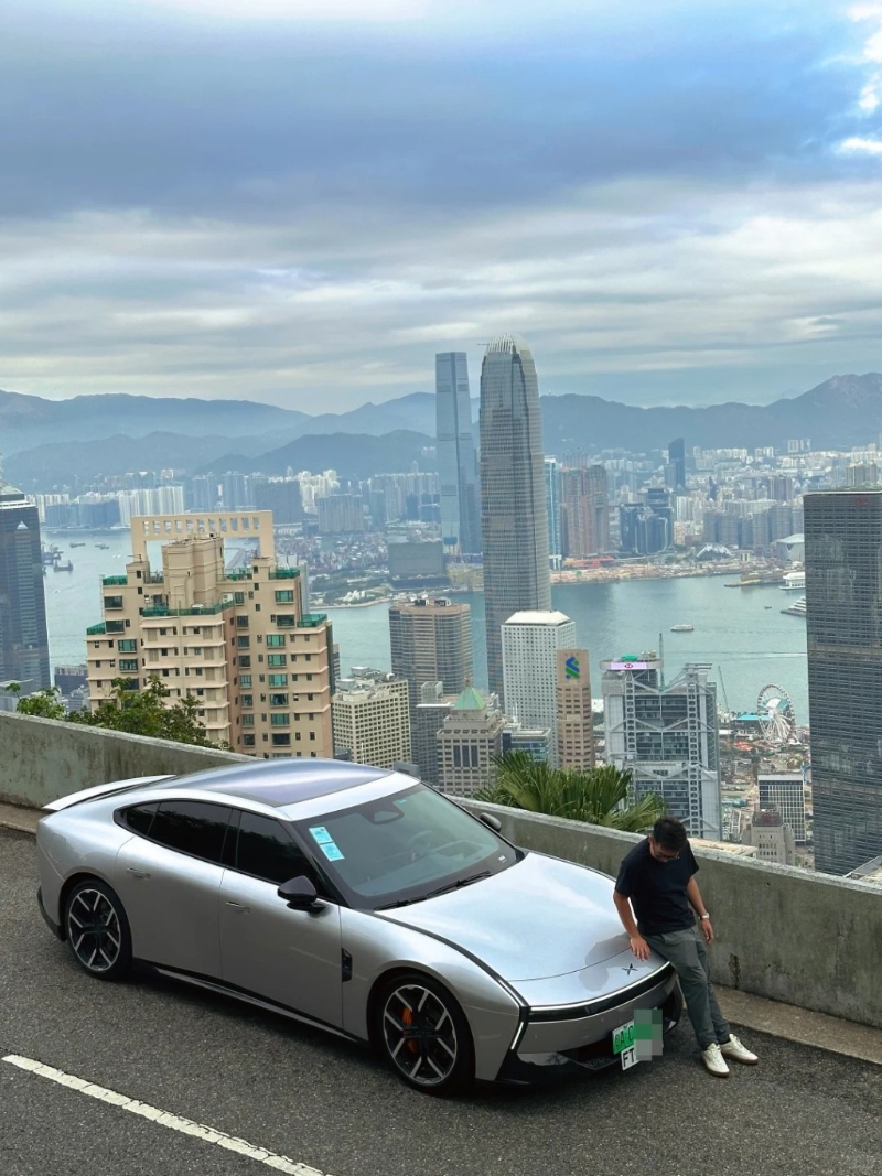 有粤车两侧车窗使用“黑玻璃”,被市民质疑验车条件双重标准。 有粤车两侧车窗使用“黑玻璃”,被市民质疑验车条件双重标准。