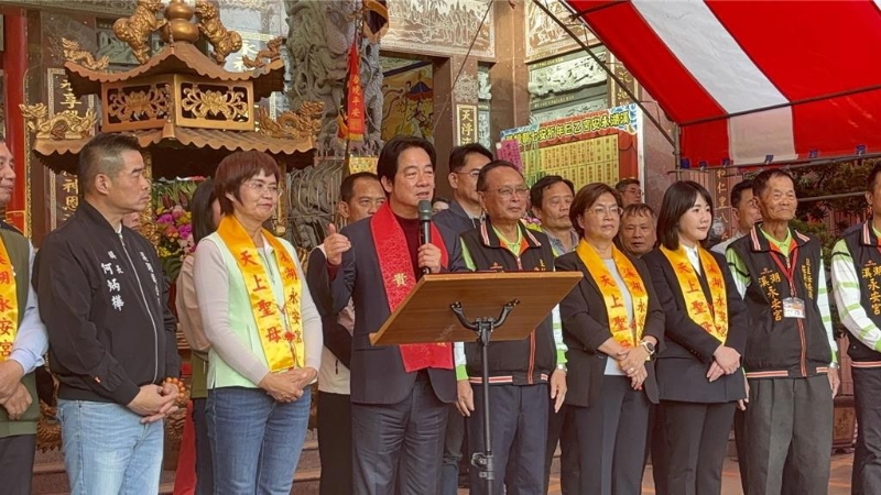 赖清德(左三)于28日前往彰化县溪湖镇永安宫参香祈福 赖清德(左三)于28日前往彰化县溪湖镇永安宫参香祈福