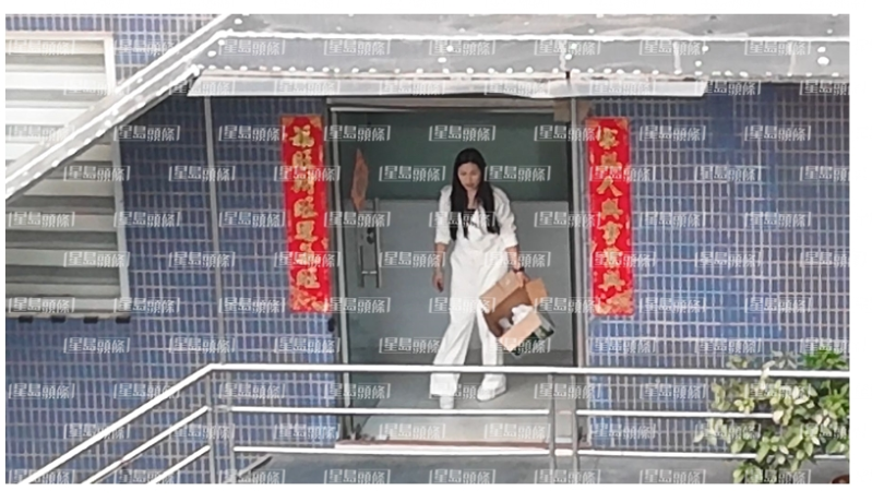 亲力亲为搬运货物由地面行楼梯上楼,形象与昔日气质型才女人设有出入。 亲力亲为搬运货物由地面行楼梯上楼,形象与昔日气质型才女人设有出入。