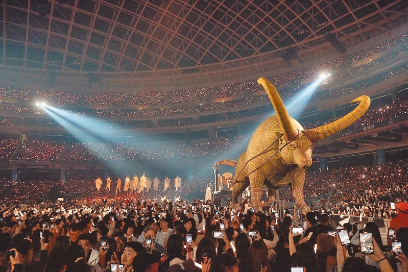 蔡依林大巨蛋演唱会开场携巨型金牛环绕全场 蔡依林大巨蛋演唱会开场携巨型金牛环绕全场