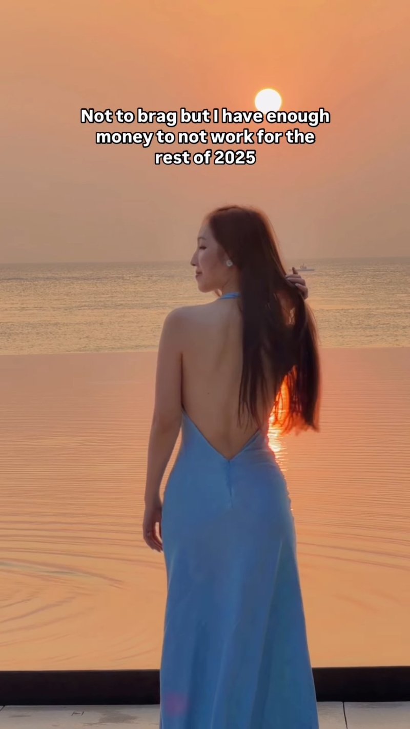 片中她身穿浅蓝色挂颈式长裙,相当端庄优雅。 片中她身穿浅蓝色挂颈式长裙,相当端庄优雅。