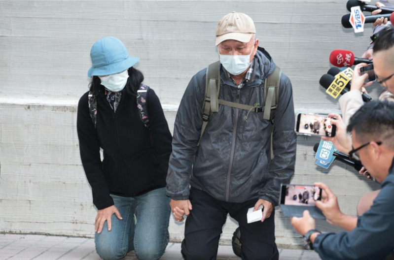 张文父母下跪道歉。 张文父母下跪道歉。