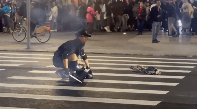 警方指张文去年已策划犯案,并采购各种护具、烟雾弹及制作汽油弹。 警方指张文去年已策划犯案,并采购各种护具、烟雾弹及制作汽油弹。