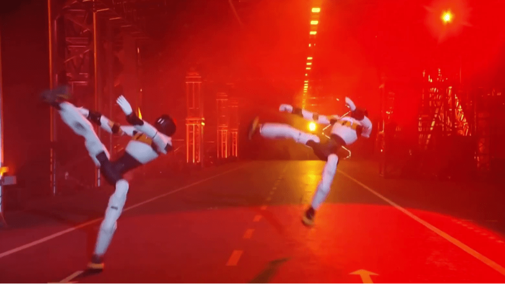 灵犀 X2 接连完成后空翻、踢腿等高难度动作。 灵犀 X2 接连完成后空翻、踢腿等高难度动作。