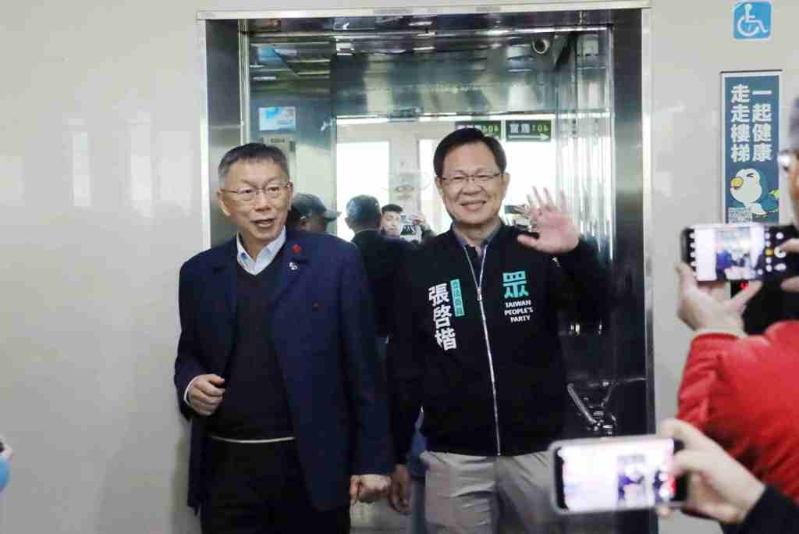 民众党前主席柯文哲(左)3日到嘉义市为党籍“立委”张啓楷站台 民众党前主席柯文哲(左)3日到嘉义市为党籍“立委”张啓楷站台