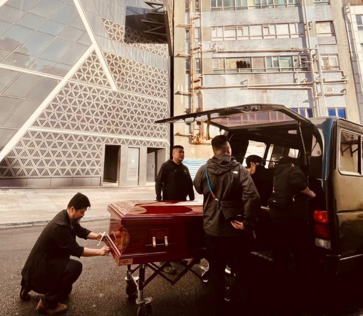 “毋忘爱”早前安排一名在宏福苑火灾中遇难的印佣遗体运返印尼 “毋忘爱”早前安排一名在宏福苑火灾中遇难的印佣遗体运返印尼