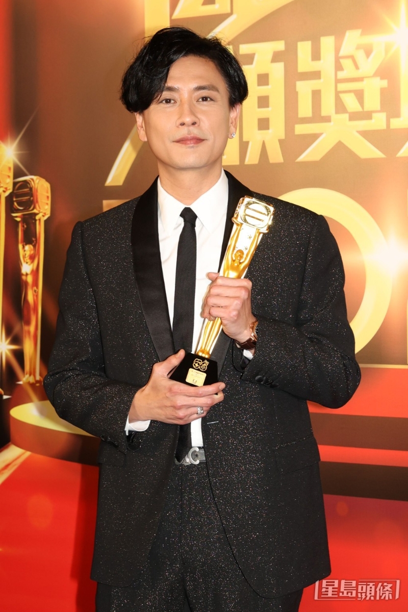 黄宗泽于《万千星辉颁奖典礼2023》上夺得“大湾区视帝”。黄宗泽于《万千星辉颁奖典礼2023》上夺得“大湾区视帝”。 黄宗泽于《万千星辉颁奖典礼2023》上夺得“大湾区视帝”。黄宗泽于《万千星辉颁奖典礼2023》上夺得“大湾区视帝”。