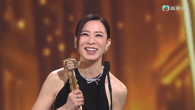 佘诗曼于台上傻笑极可爱。 佘诗曼于台上傻笑极可爱。