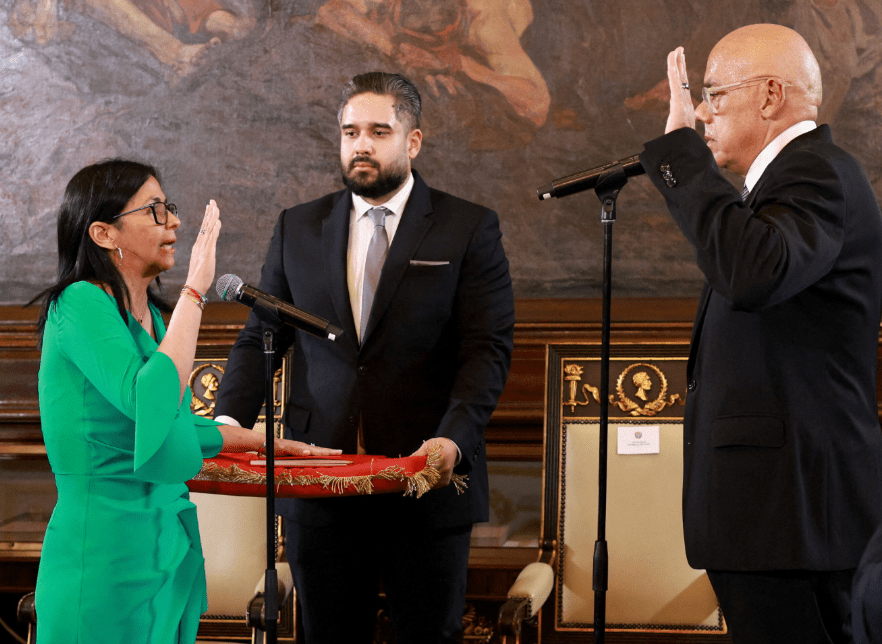 罗德里格斯于本月5日正式宣誓就任临时总统。 罗德里格斯于本月5日正式宣誓就任临时总统。