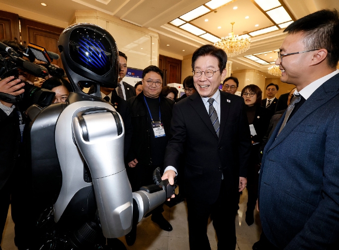 李在明上海出席中韩创新创业论坛,与国产机械人握手。 李在明上海出席中韩创新创业论坛,与国产机械人握手。