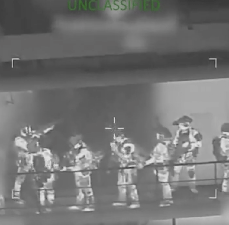 军人在“索菲亚号”上行动。X@Southcom1 军人在“索菲亚号”上行动。X@Southcom1