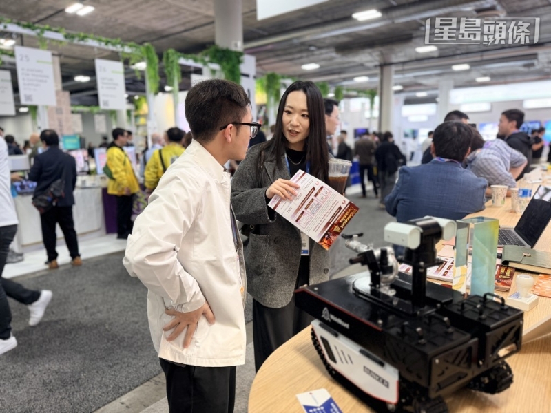 连山动力向参观者介绍得奖的“智能消防机械人”。 连山动力向参观者介绍得奖的“智能消防机械人”。