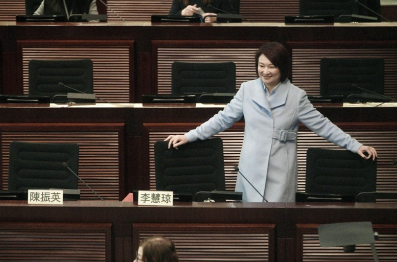 李慧琼亦成为九七回归后第二位女立法会主席。 李慧琼亦成为九七回归后第二位女立法会主席。