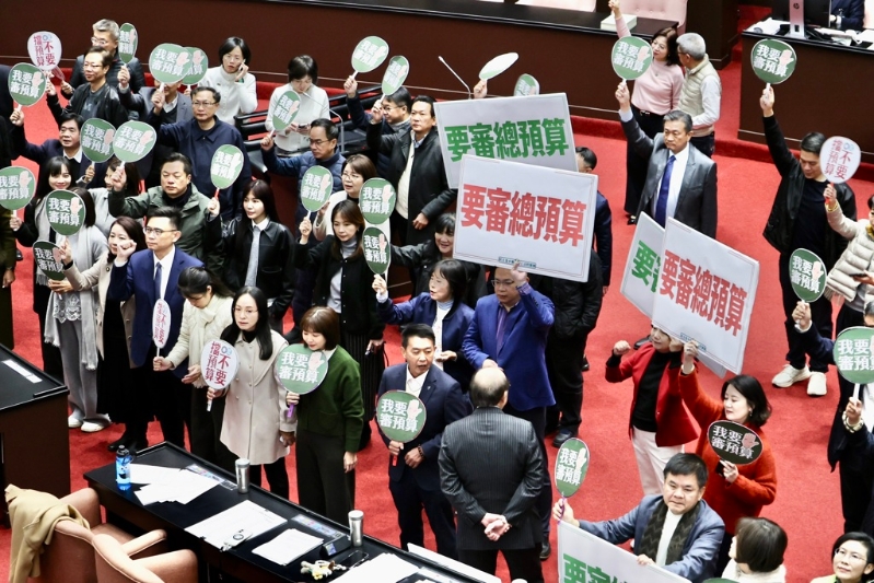 民进党“立委”高举“要审总预算”标语,并高呼口号。 民进党“立委”高举“要审总预算”标语,并高呼口号。