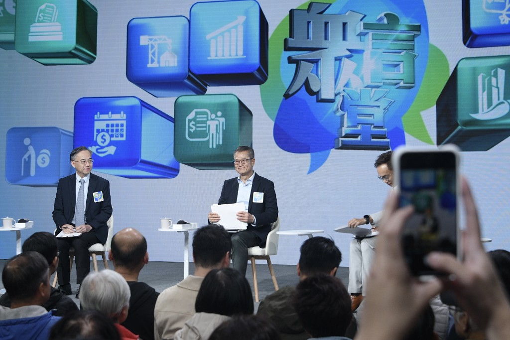 现场有97名观众出席,包括地区人士、长者及青年等。 现场有97名观众出席,包括地区人士、长者及青年等。