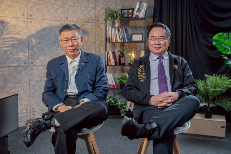 前“立委”蔡正元(右)10日晚间再度成为话题焦点,于脸书贴出与前民众党主席柯文哲(左)同框合照,两人一同翘脚 前“立委”蔡正元(右)10日晚间再度成为话题焦点,于脸书贴出与前民众党主席柯文哲(左)同框合照,两人一同翘脚