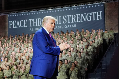 特朗普先前在卡塔尔乌代德空军基地,向美军喊话。 特朗普先前在卡塔尔乌代德空军基地,向美军喊话。