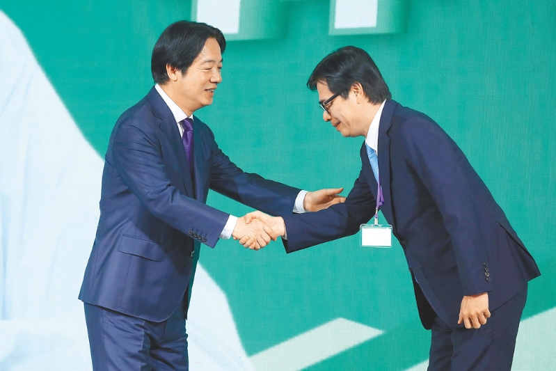 王鸿薇指出,若赖清德(左)“不幸”丢掉高雄,还可以把责任丢给市长陈其迈(右)。 王鸿薇指出,若赖清德(左)“不幸”丢掉高雄,还可以把责任丢给市长陈其迈(右)。