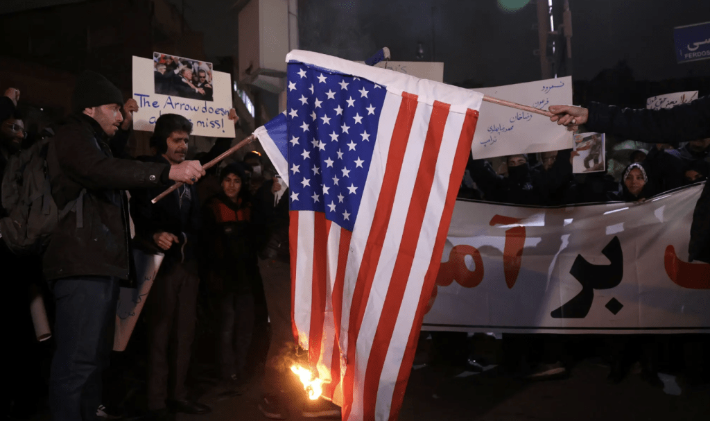 在近期伊朗亲政府集会上,群众焚烧美国国旗。 在近期伊朗亲政府集会上,群众焚烧美国国旗。