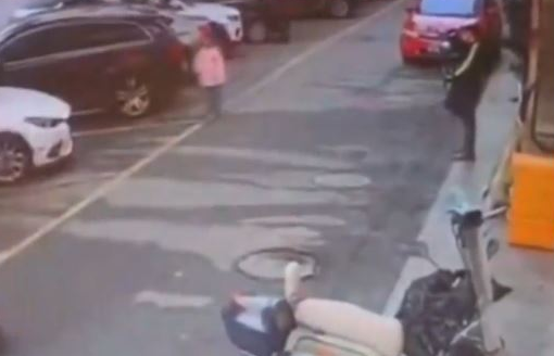 湖南女童疑因找不到妈妈,在停车场激动晕倒后死亡。 湖南女童疑因找不到妈妈,在停车场激动晕倒后死亡。