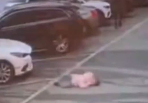 湖南女童疑因找不到妈妈,在停车场激动晕倒后死亡 湖南女童疑因找不到妈妈,在停车场激动晕倒后死亡