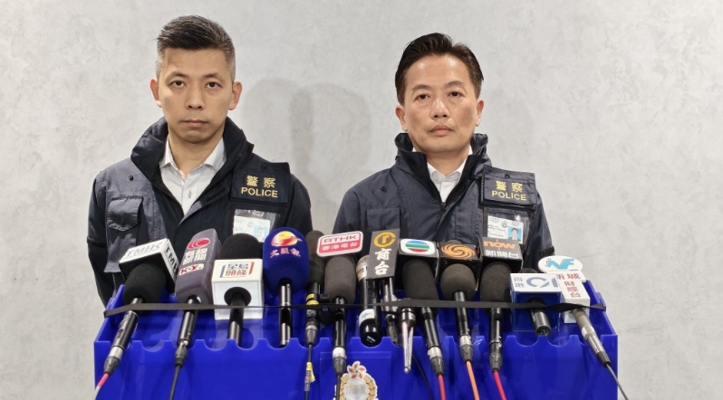 东九龙总区刑事总部警司黄奕隆(右)及重案组第二队总督察苏志兵(左)交代案情。 东九龙总区刑事总部警司黄奕隆(右)及重案组第二队总督察苏志兵(左)交代案情。