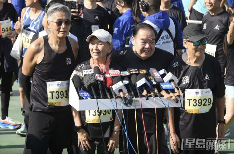 周润发与鲍起静、郑则仕等一同参赛。 周润发与鲍起静、郑则仕等一同参赛。