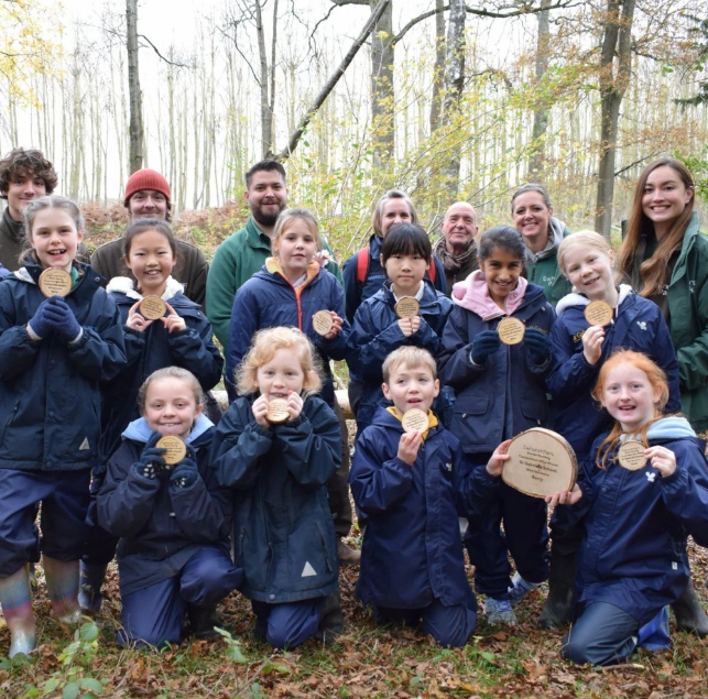 Mandy Lieu与一班学生合照时笑容满面,皮肤状态也相当不错。 Mandy Lieu与一班学生合照时笑容满面,皮肤状态也相当不错。