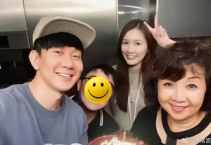 有网民翻出林俊杰带Mida曾圣媛见林母,被指是在2019年拍摄。 有网民翻出林俊杰带Mida曾圣媛见林母,被指是在2019年拍摄。