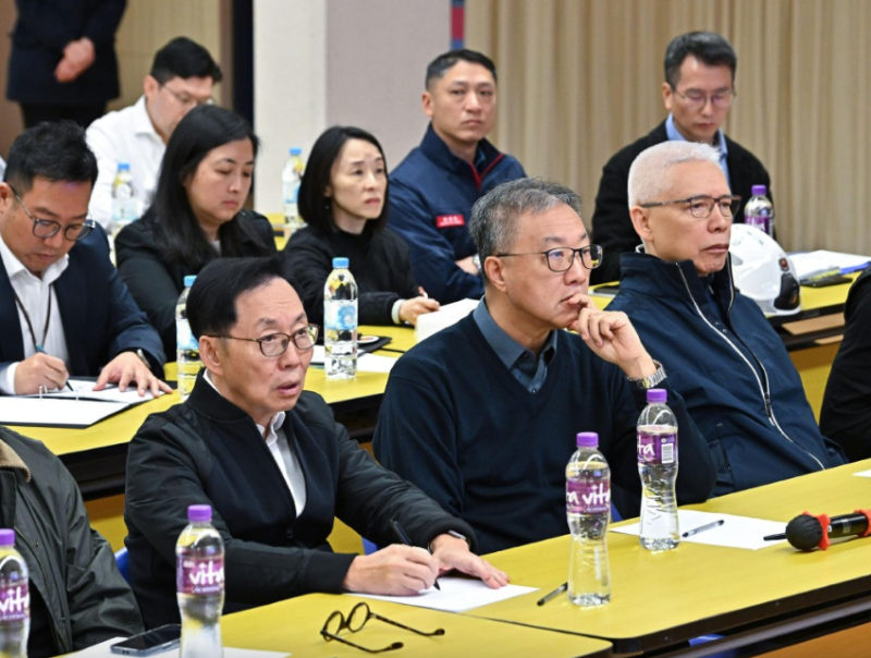 陆启康(前排中)与陈健波(前排左)和欧阳伯权(前排右)早前听取人员讲解 陆启康(前排中)与陈健波(前排左)和欧阳伯权(前排右)早前听取人员讲解