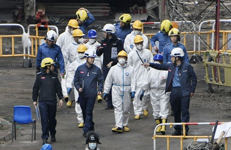 独立委员会成员连同工作人员,身穿保护衣到灾场巡视。 独立委员会成员连同工作人员,身穿保护衣到灾场巡视。