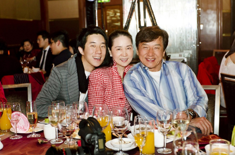 成龙与林凤娇育有一子。 成龙与林凤娇育有一子。