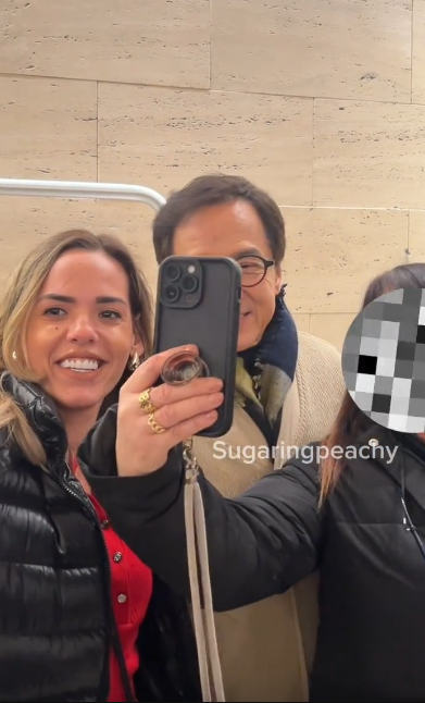 成龙被粉丝包围。 成龙被粉丝包围。