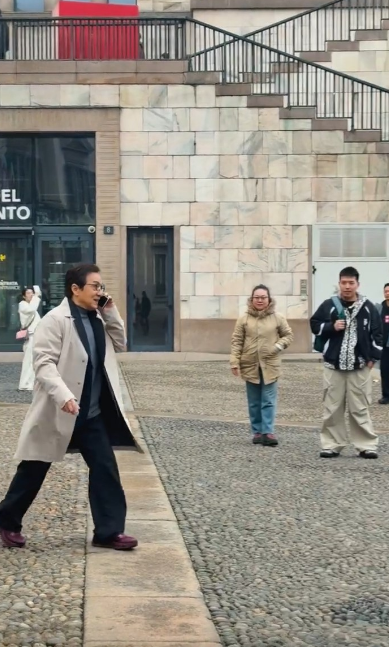 不少网民都表示羡慕成龙的发量。 不少网民都表示羡慕成龙的发量。