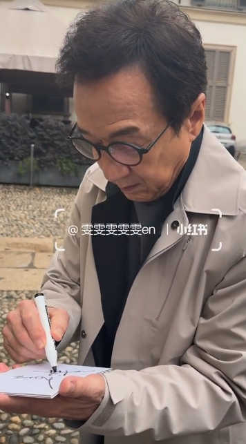 成龙头发仍然浓密。 成龙头发仍然浓密。