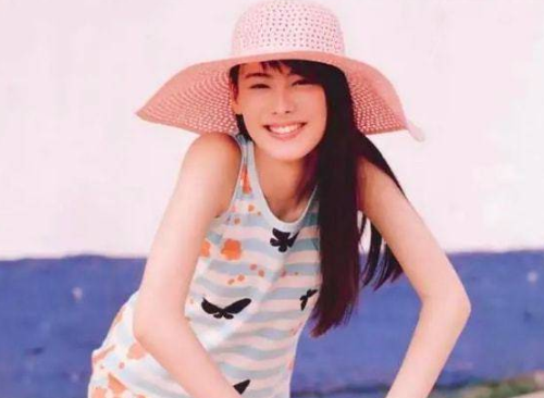 梁洛施在12岁就踏入娱乐圈从事模特儿工作。 梁洛施在12岁就踏入娱乐圈从事模特儿工作。