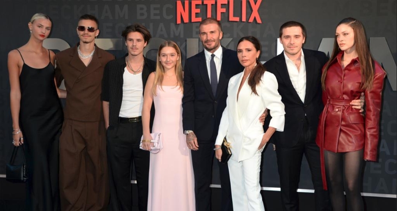 被维多利亚冷落后,布鲁克林勉强挤出微笑,妮可拉直接臭脸。(1) 被维多利亚冷落后,布鲁克林勉强挤出微笑,妮可拉直接臭脸。(1)