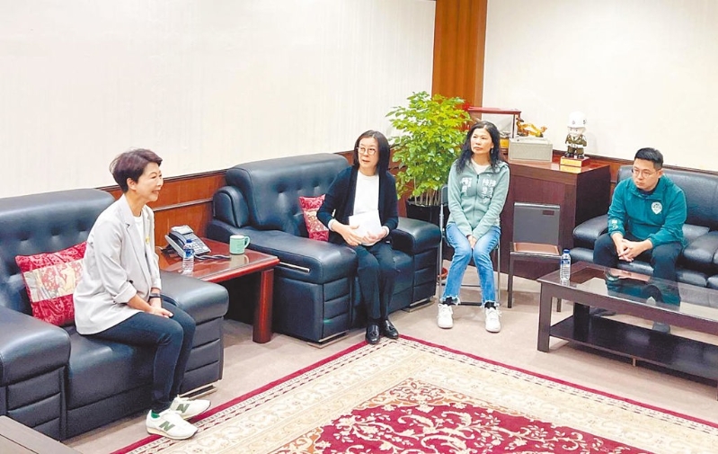 民进党台南市长初选民调胜出的“立委”陈亭妃(左一),20日拜会挺宪派的台南市议长邱莉莉(左二)寻求“大和解”。 民进党台南市长初选民调胜出的“立委”陈亭妃(左一),20日拜会挺宪派的台南市议长邱莉莉(左二)寻求“大和解”。