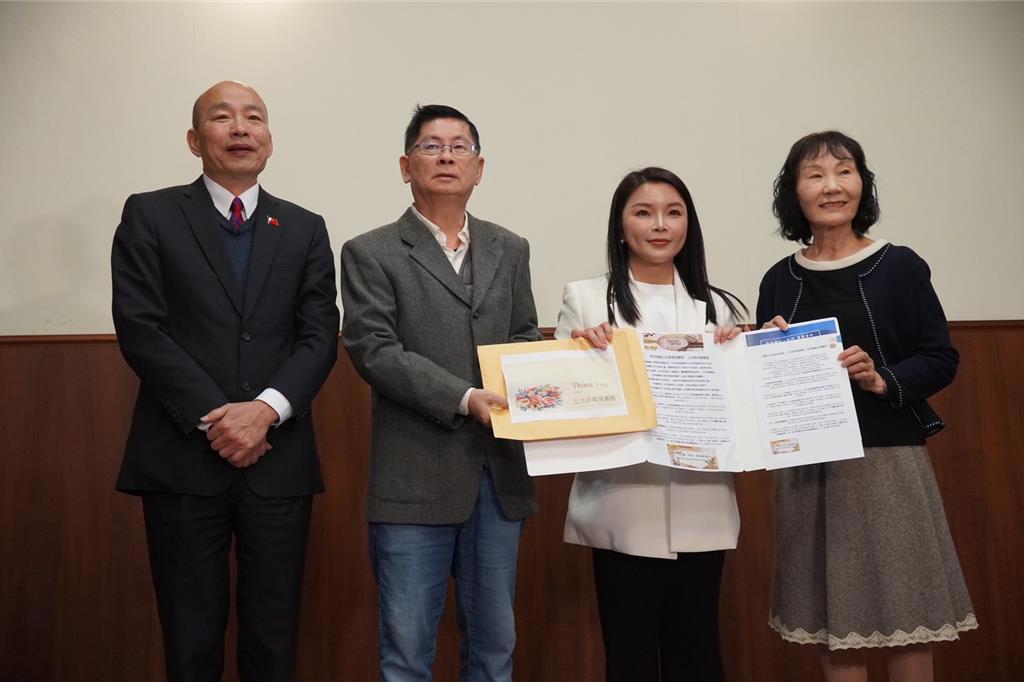 韩国瑜与张嘉郡20日接见滞留阿布达比返台的云林陈姓夫妇 韩国瑜与张嘉郡20日接见滞留阿布达比返台的云林陈姓夫妇