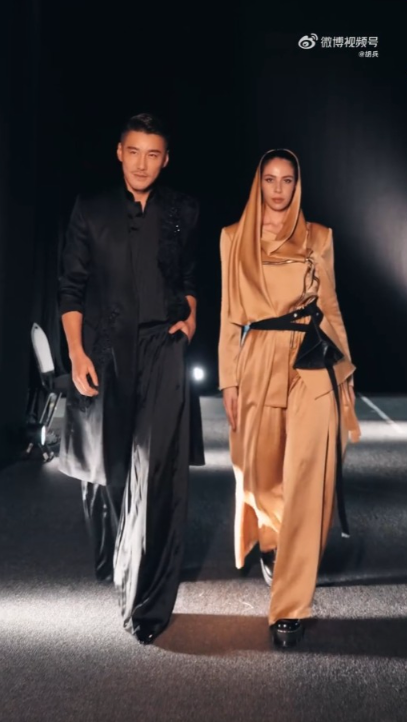 胡兵(左)为可持续时装秀担任模特儿。 胡兵(左)为可持续时装秀担任模特儿。