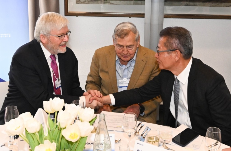 陈茂波(右)在“2026达沃斯‧财新CEO午餐会”上与澳洲驻美大使陆克文(左)交谈。 陈茂波(右)在“2026达沃斯‧财新CEO午餐会”上与澳洲驻美大使陆克文(左)交谈。