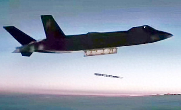 歼-20在首飞15周年的纪念影片中疑发射霹雳-16。 歼-20在首飞15周年的纪念影片中疑发射霹雳-16。