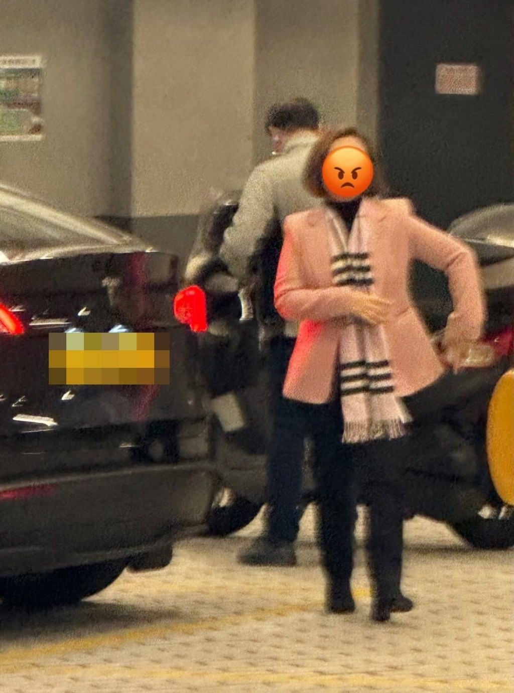 网上流传的相片可见,涉事啡短发司机身穿粉红色西装外套。 网上流传的相片可见,涉事啡短发司机身穿粉红色西装外套。