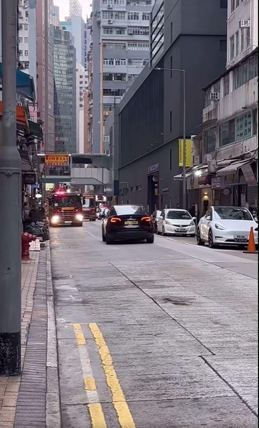 网上流传相片显示,一辆黑色特斯拉电动车在湾仔谢斐道怀疑逆线行驶。 网上流传相片显示,一辆黑色特斯拉电动车在湾仔谢斐道怀疑逆线行驶。