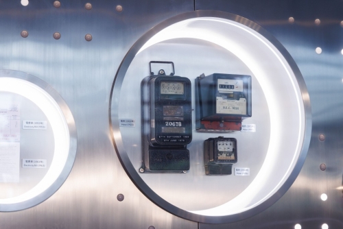 昔日电表: 不同年代的电表记录方法各有不同,从指针到跳字,再到今天的智能电表,见证电力计量技术的演进。 昔日电表: 不同年代的电表记录方法各有不同,从指针到跳字,再到今天的智能电表,见证电力计量技术的演进。