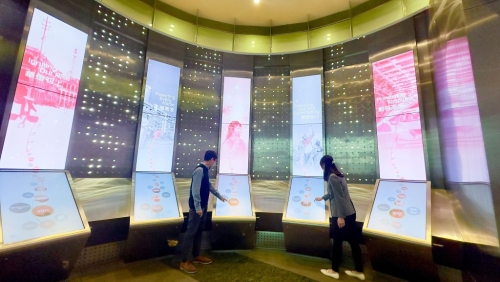 五座电子互动装置展示港灯的重要发展里程。 五座电子互动装置展示港灯的重要发展里程。