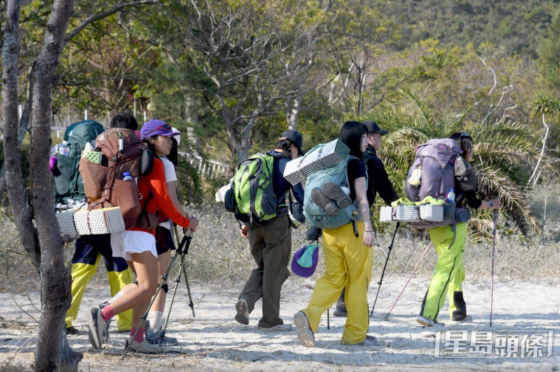 露营与远足热潮持续升温,西贡麦理浩径一带人流爆满等问题备受关注。 露营与远足热潮持续升温,西贡麦理浩径一带人流爆满等问题备受关注。